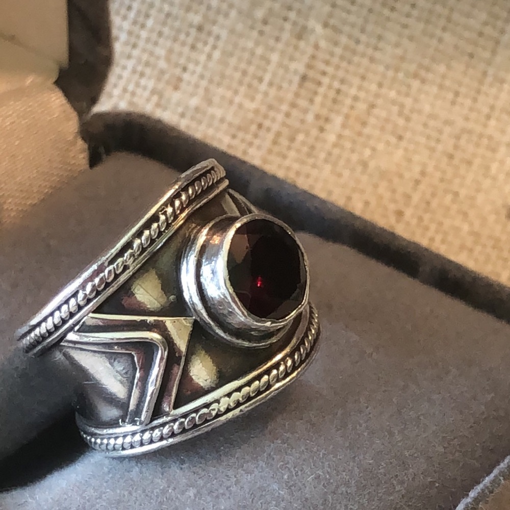 Vintage Balinese Sterling Silver and Garnet ring size 6.5 - Picture 2 of 9